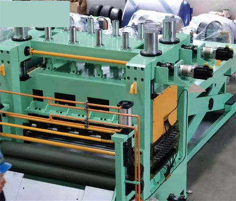 De Besnoeiing van het aluminiummetaal aan Roterende die de Scheerbeurtvlieg van de Lengtemachine aan Machine 3 X 1800 wordt gesneden van de Lengtelijn